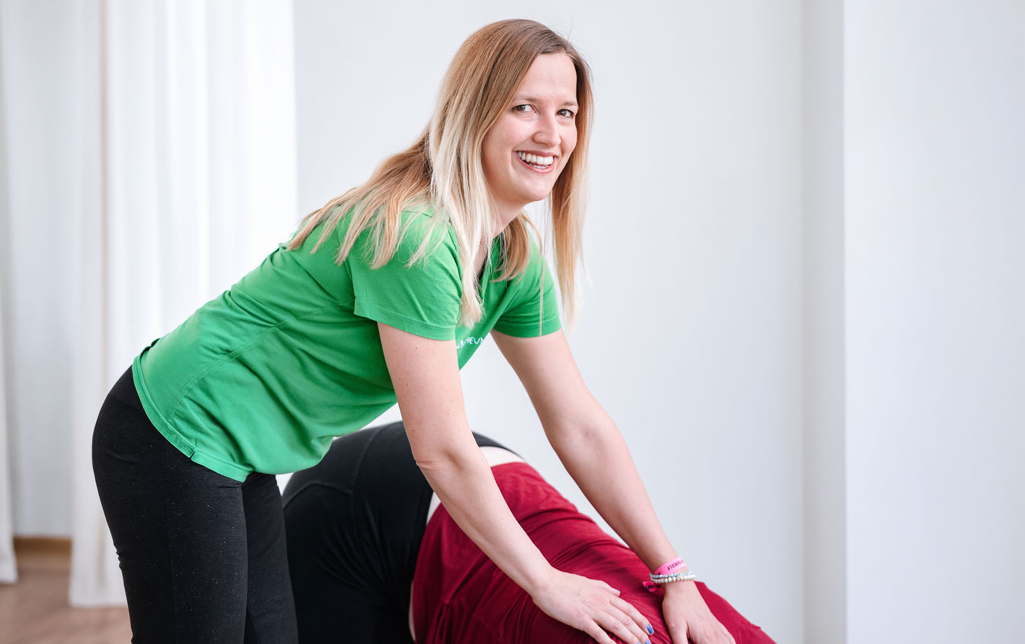 Sportscheune_Personal-Training-PILATES Pilates-Reformer Personal Training: Simone unterstützt Teilnehmenden beim Pilates Reformer Training.